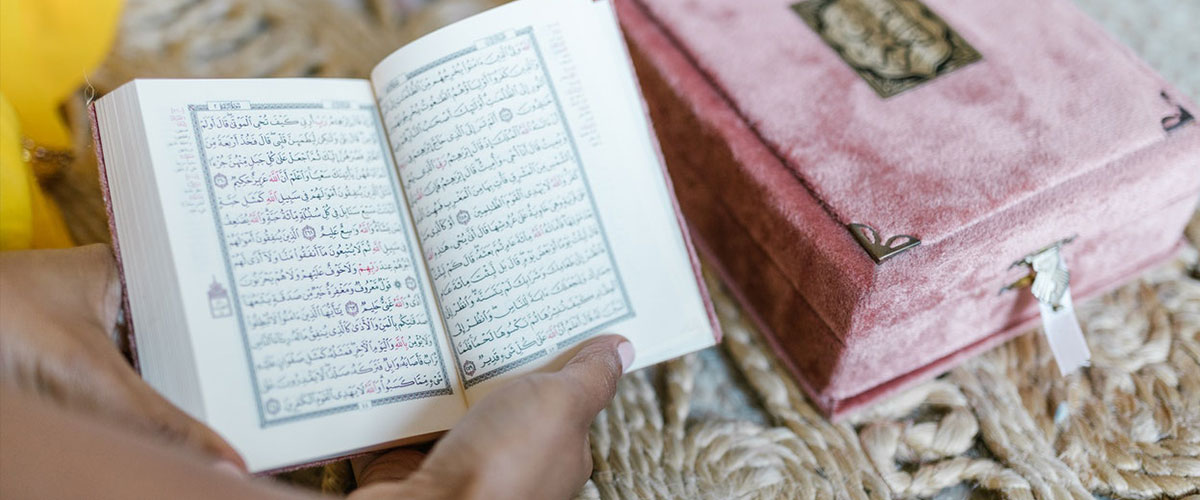holding open quran
